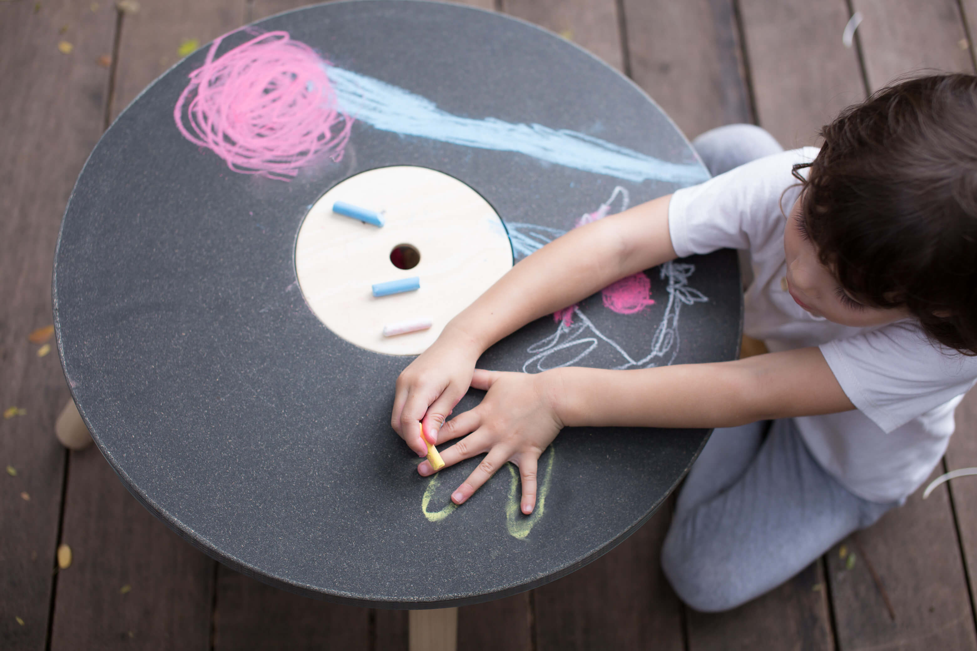 PlanToys Kreidetafel Tisch Rund inkl. Aufbewahrungsmulde